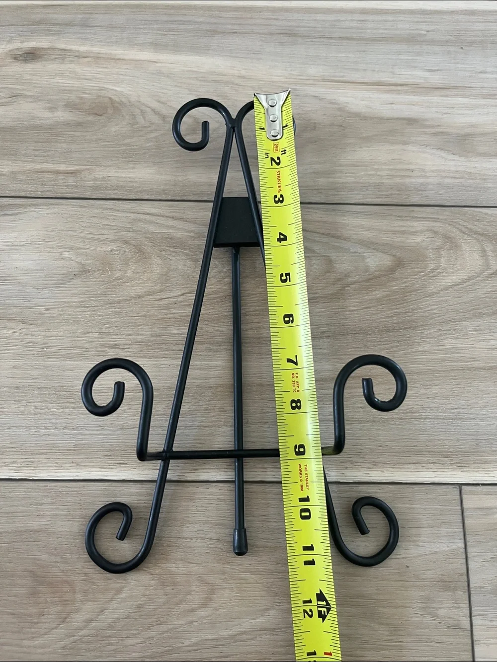 Decorative Black Metal Scroll Display Easel for Wall Art